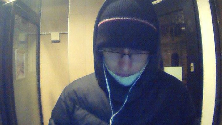 Telefonát ji stál čtyři miliony. Kriminalisté teď hledají osobu zachycenou u bankomatu v Praze